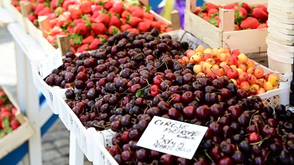 Festivalul Cireșelor și al Căpșunilor a început în Piața Matache / Vizitatorii se plâng însă de prețurile ridicate, de până la 30 de lei/kilogram