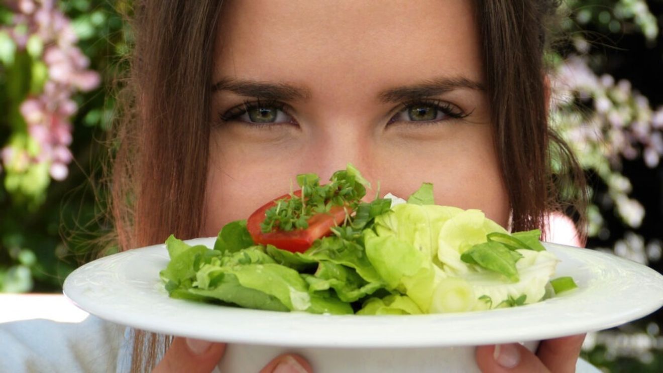 Sunt vegetarian, ce mănânc? Nouă alimente bogate în proteine pe care orice persoană care nu consumă carne ar trebui să le aibă în casă / Spanacul, fasolea, lintea și oul, de nelipsit