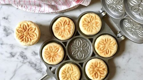 Le tigelle, mini turte din aluat de pâine cu model geometric pe ele. Fac parte din tradiția din zona orașului Bologna, în Italia, și se mănâncă și în combinații dulci, și sărate