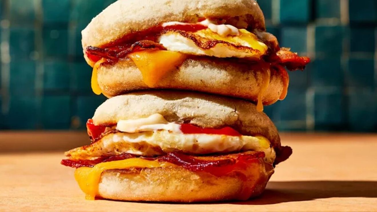 Mic dejun cu sandviș englezesc/Elementul surpriză este grăsimea de bacon, care are o utilitate aparte