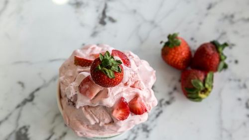 Înghețată vegană de căpșuni. E gata în doar cinci minute/ Delicioasă, ieftină și plină de nutrienți, această înghețată este fără zahăr sau îndulcitori