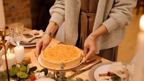 Aproape jumătate dintre români gătesc mai mult acasă pentru a economisi. Platforma „Amintiri Gustoase” transformă aceste obiceiuri într-o competiție de rețete despre identitate