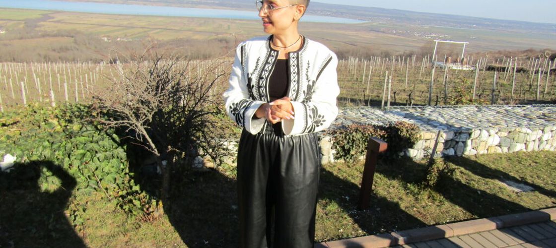 REPORTAJ | Drăgășani, orașul pe care podgoriile l-au făcut celebru. Povești despre vin, dar și despre monede romane, amfore antice și nemți mutați în Oltenia