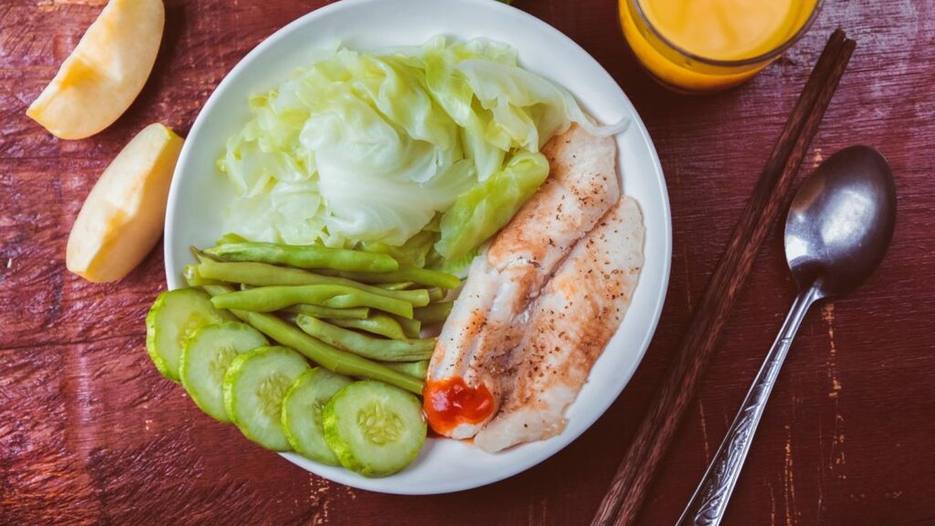 Poate dieta să influențeze scleroza multiplă?/ Studiile arată că alimente precum peștele, sucul de portocale, laptele de soia și migdalele ar putea ajuta, într-o oarecare măsură