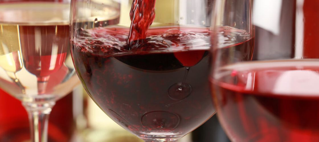 Cercetătorii de la Harvard reanalizează „mitul paharului de vin roșu”. Ce efecte are, de fapt, alcoolul asupra organismului / Peste 60 de boli sunt legate de consum