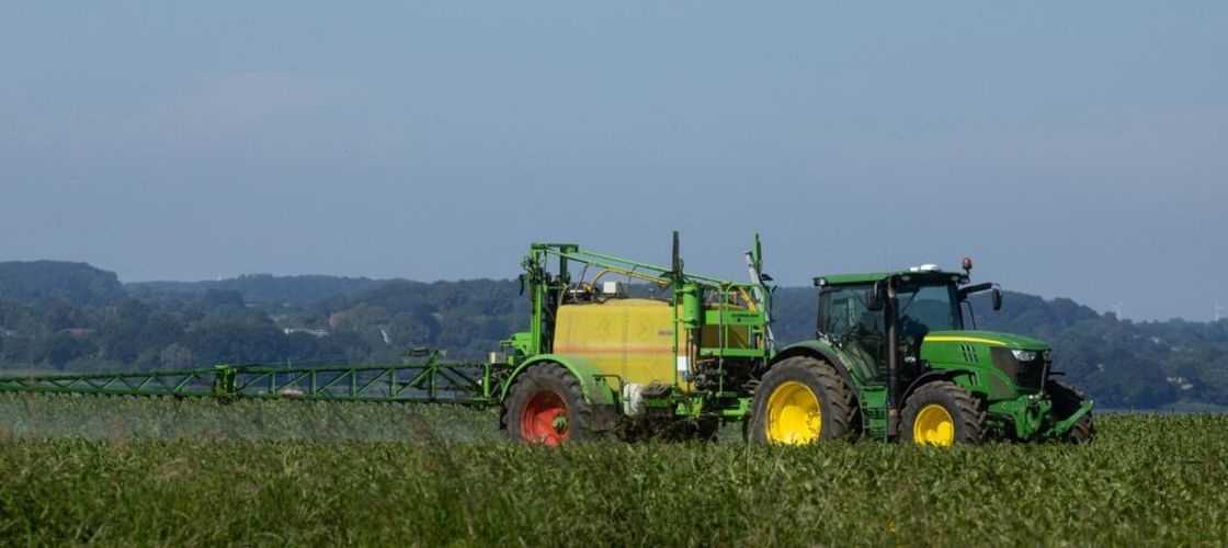 POLITICO: Fermierii europeni reduc fertilizarea din cauza costurilor uriașe. Specialiștii avertizează asupra unor scumpiri alimentare în 2027