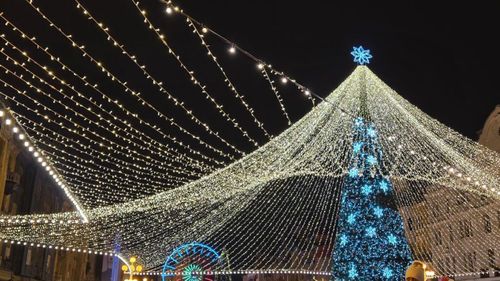 VIDEO | Târgul de Crăciun din Timișoara, micul paradis pentru gurmanzi: varietate mare și prețuri decente / Vinul fiert costă doar 12 lei, iar sarmalele se vând cu 8 lei suta de grame