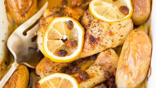 Cină rapidă și plină de arome: Piept de pui la cuptor cu sos de lămâie și usturoi / Acest preparat este ideal pentru serile aglomerate, când vrei să savurezi o masă echilibrată fără eforturi mari