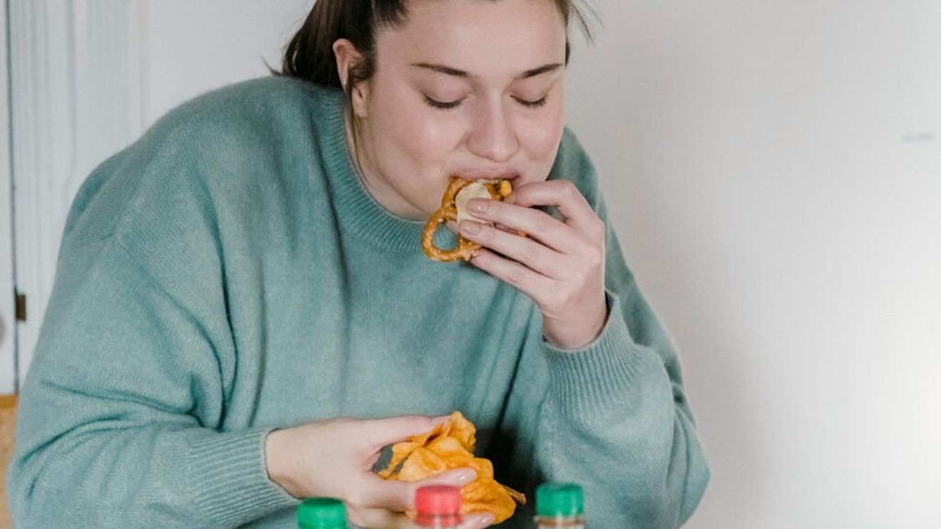 Peste 40 % dintre români spun că evită alimentele ultraprocesate și aproape 70% dintre aceştia folosesc dispozitive pentru monitorizarea sănătăţii (sondaj)