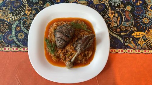 Rețetele bunicii: Rață/gâscă pe varză dulce, călită-n borș, de se lingea bunicul pe buze