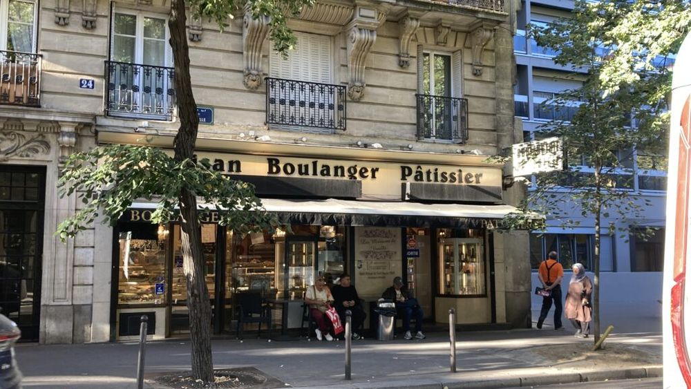 ANALIZĂ | De ce francezii au brutării la fiecare colț de stradă, iar românii au farmacii