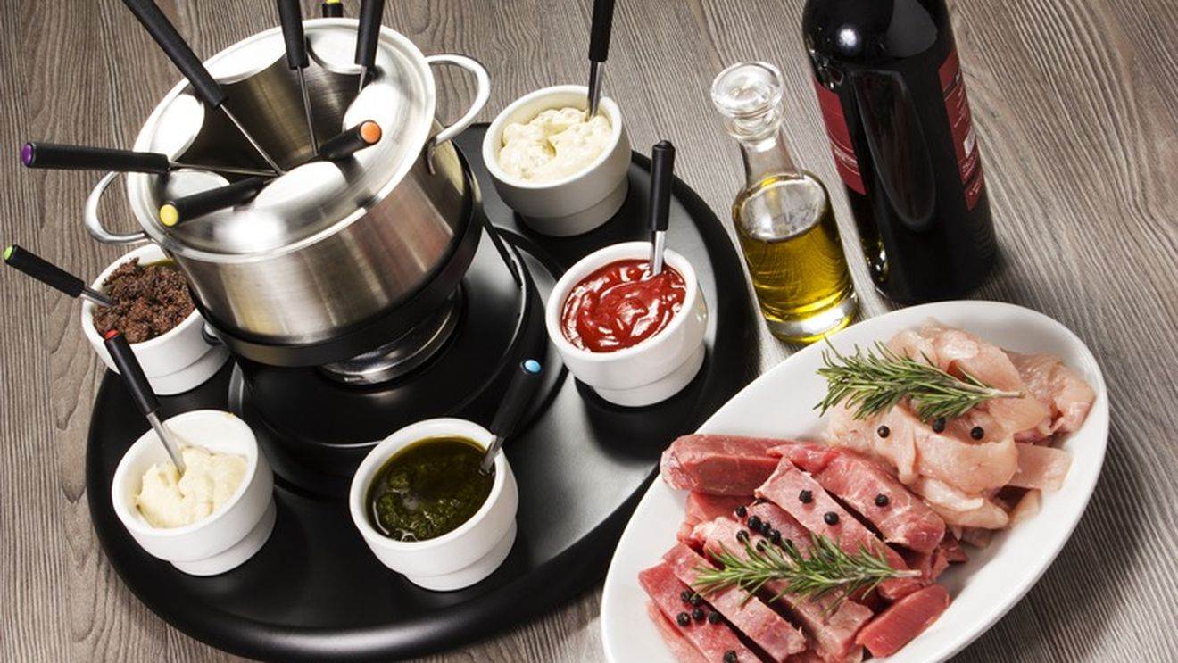 O metodă gourmet de a propune carnea. Fondue Bourguignonne, gătită direct la masă, în timp real, cu ajutorul unui vas special și înconjurată de sosuri, devine o adevărată experiență