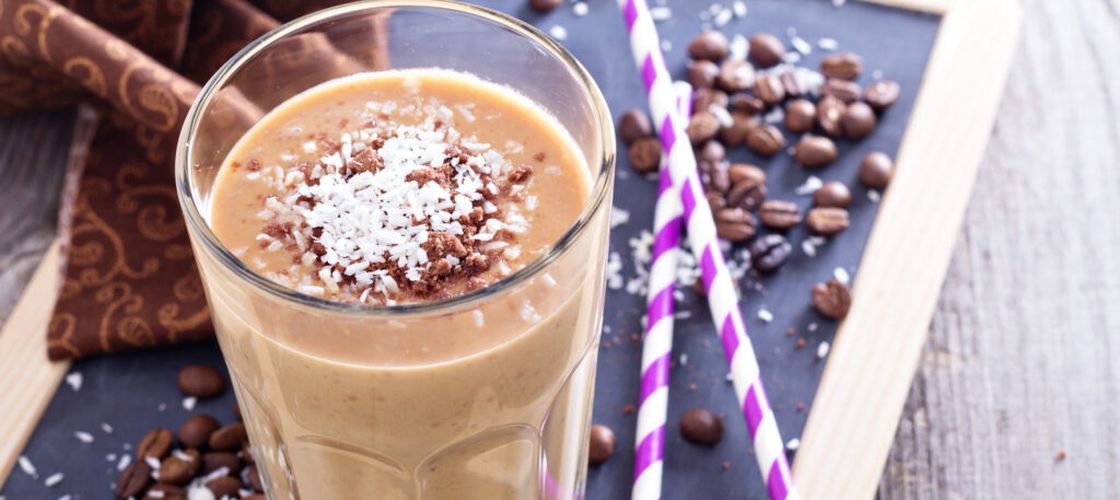 Cafeaua cu iaurt, noul trend viral: 11 grame de proteine într-o ceașcă. De ce tot mai mulți renunță la lapte și frișcă