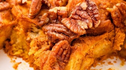 Nu arunca bucățile de cozonac uscat/ Transformă-le într-o budincă delicioasă pentru micul dejun sau o gustare/ Rețeta pas cu pas