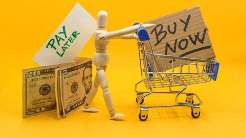 „Mănânci acum, Plătești mai târziu”, derivat din serviciul „Cumperi acum, Plătești mai târziu”/ Este folosit tot mai mult de consumatorii cu venituri mari
