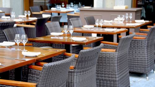 Mesele la restaurantele din Bulgaria, mai scumpe cu peste 20%, după ce statul va majora TVA / Patronii amenință că vor bloca drumurile din țară, iar seara de la ora 21 sting lumina pentru 9 minute