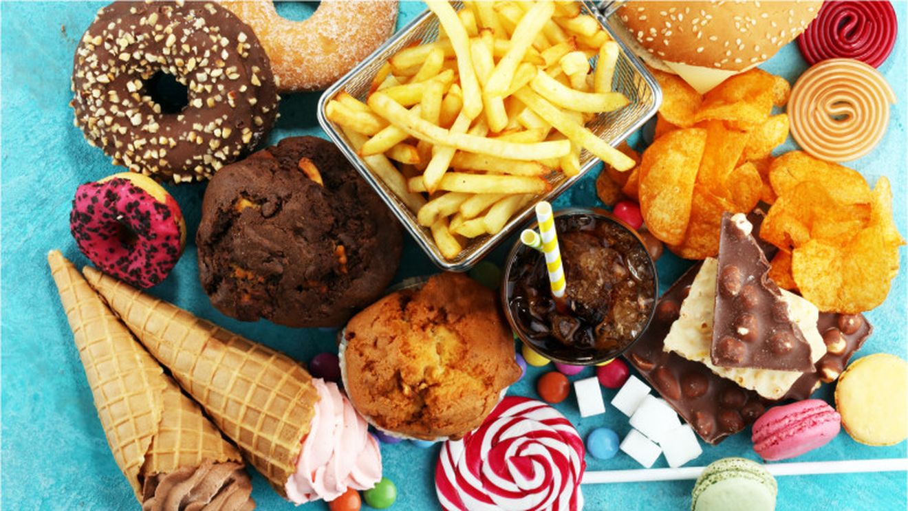 Alimentele ultraprocesate din fast food-uri și supermarketuri, principala cauză de deces la nivel mondial, conform experților