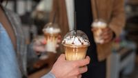 Cât de dulci sunt, în realitate, băuturile americane de la Starbucks și Dunkin / Un secretar de stat american critică nivelul mare de zahăr pe care îl conțin / Unele produse depășesc de câteva ori doza zilnică recomandată
