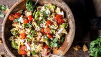 Salată de paste Caesar: Rețeta completă pentru un preparat cremos, crocant și perfect pentru zilele de vară