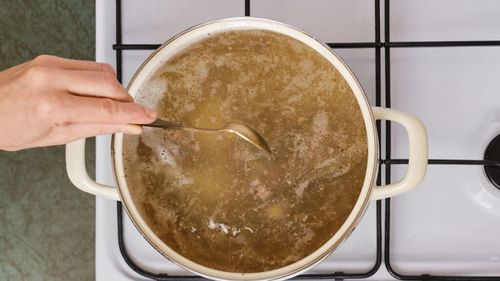 VIDEO | ABC în bucătărie | Îndepărtăm sau nu spuma care apare la suprafața supei atunci când fierbem carne? Ce este de fapt această spumă