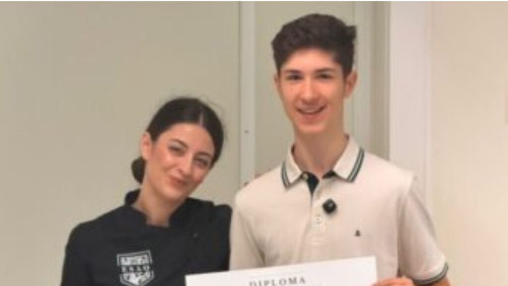 Un român a devenit cel mai tânăr somelier din lume/ „Prietenii mei vorbesc despre paste și shaorma, eu despre aromă de fruct proaspăt sau iarbă abia tăiată”