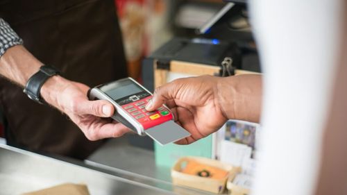 Tot mai mulţi români aleg plăţile digitale la livrare: Unul din patru cumpărători plătesc deja cu cardul la curier