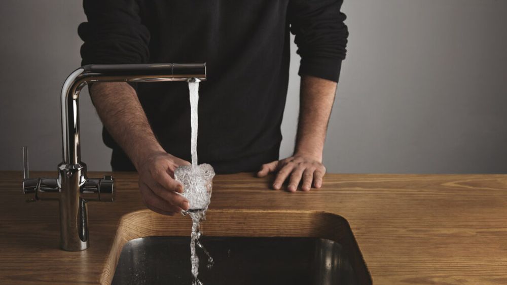 Unele țări tratează apa potabilă cu fluor, altele, nu, altele au renunțat și ulterior au revenit. În SUA opoziția față de fluor este în creștere, dar în țările unde a fost eliminat din apă a crescut incidența cariilor