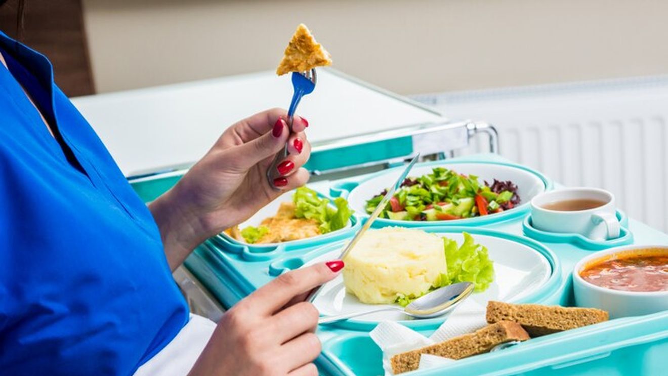 Mâncarea în spitalele de pe glob: de la cea  congelată, fadă și fără gust, la chili con carne și clătite făcute la moment