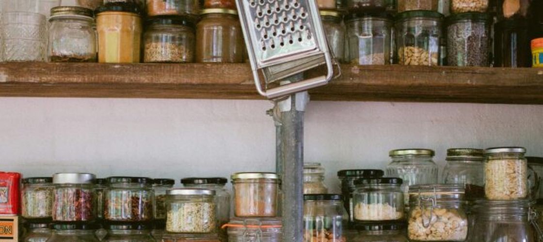 12 alimente ieftine și sănătoase care rezistă ani de zile în cămară / Ce merită să ai mereu în casă, potrivit specialiștilor în nutriție