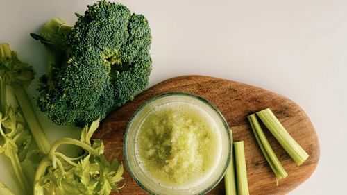 Există efecte secundare ale sucului de țelină? / Deși aduce o serie de beneficii organismului, băut în exces, consumat în exces, poate  da reacții alergice și poate afecta rinichii și digestia