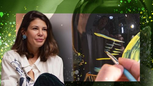 VIDEO | Connaisseur fără ifose (Ep. 69) | Caritate inspirată de vin: Lavinia Falcan pictează live sticle unicat și lansează tricouri tematice