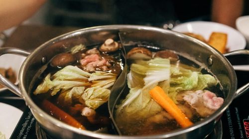 Adolescenți chinezi, obligați să plătească peste 300.000 de dolari pentru că au urinat într-o oală cu supă la un restaurant hotpot/ Restaurantul ceruse despăgubiri de 10 ori mai mari