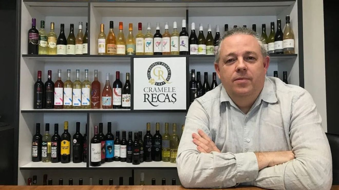 Crama lui din România face 70 de milioane de euro pe an, dar trăiește ca și cum ar fi aproape de ruina financiară: Drumul unui englez de la o podgorie delapidată la cea mai mare fabrică de vinuri din Europa de Est / Ascensiunea lui Philip Cox