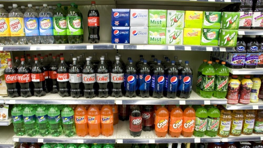 Zece lucruri pe care nu ți le-a spus nimeni despre băuturile carbogazoase / De la mituri urbane la secrete istorice / Cum a ajuns Coca-Cola un fenomen global și ce povești ascunde industria sucurilor