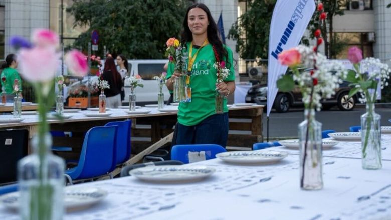 FOTO | Masa care unește | 20.000 de oameni, la o masă lungă de 5,4 kilometri, în centrul Bucureștiului / Organizatorii încearcă să stabilească un nou record mondial