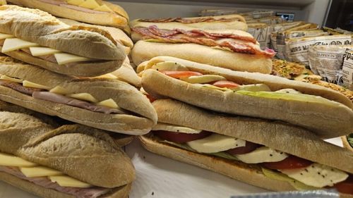 3 noiembrie, Ziua Mondială a Sandvișului. Cu cât se vând o baghetă rustică, un panini cu șuncă și cașcaval și o foccacia cu salam italian, în Aeroportul Otopeni  / O gustare rapidă poate ajunge să coste cât un prânz în oraș (GALERIE FOTO)