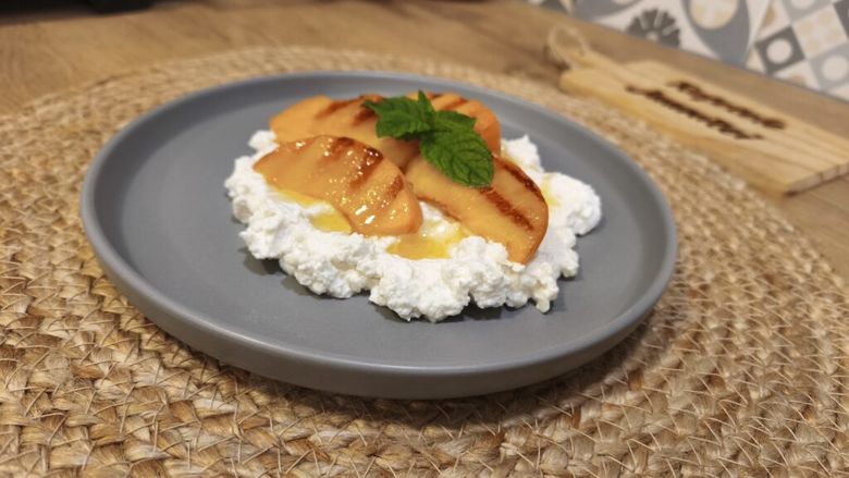 VIDEO FOTO | Desert mediteranean cu ricotta, piersici la grătar și miere. Din doar trei ingrediente și gata în câteva minute