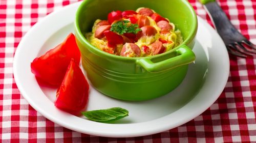 Idei de mic dejun rapid. Omletă în cană cu fulgi de ozăv în ea, la microunde. E gata în câteva minute, timp în care putem face și cafeaua. Putem adăuga în ea și brânzeturi, preparate din carne sau legume