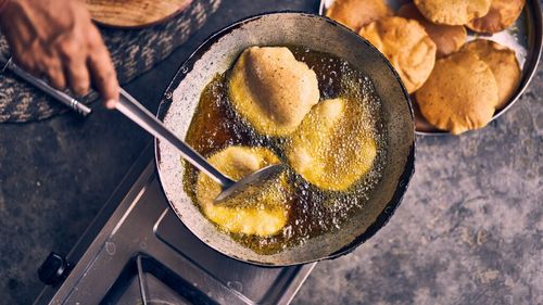 Ce ulei să folosești la gătit? 4 variante recomandate de dieteticieni și 3 pe care ar fi bine să le limitezi