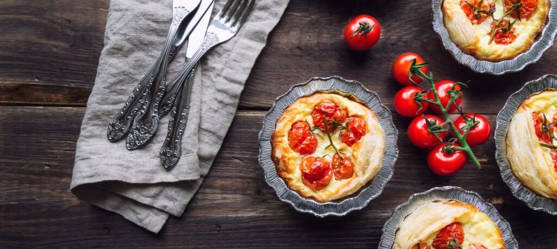10 rețete cu roșii gata în 15 minute. Idei rapide pentru prânz, cină sau gustare: de la salată cu brânză la gazpacho