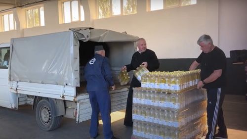 Ajutoare constând în alimente neperisabile şi pături, oferite sinistraţilor din județul Galați, de Mănăstirea Hadâmbu