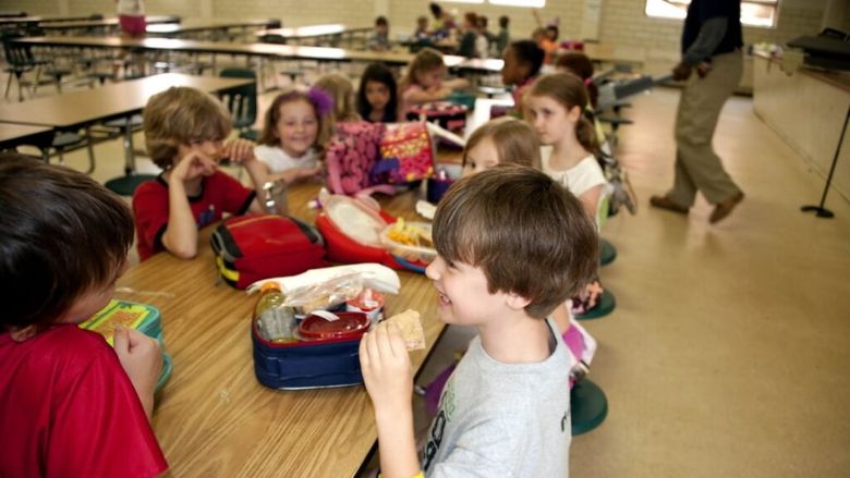 ANALIZĂ | Reforma sistemului alimentar european ar putea începe în școli / Potrivit Organizației Mondiale a Sănătății, unul din patru adolescenți din Europa este supraponderal sau obez