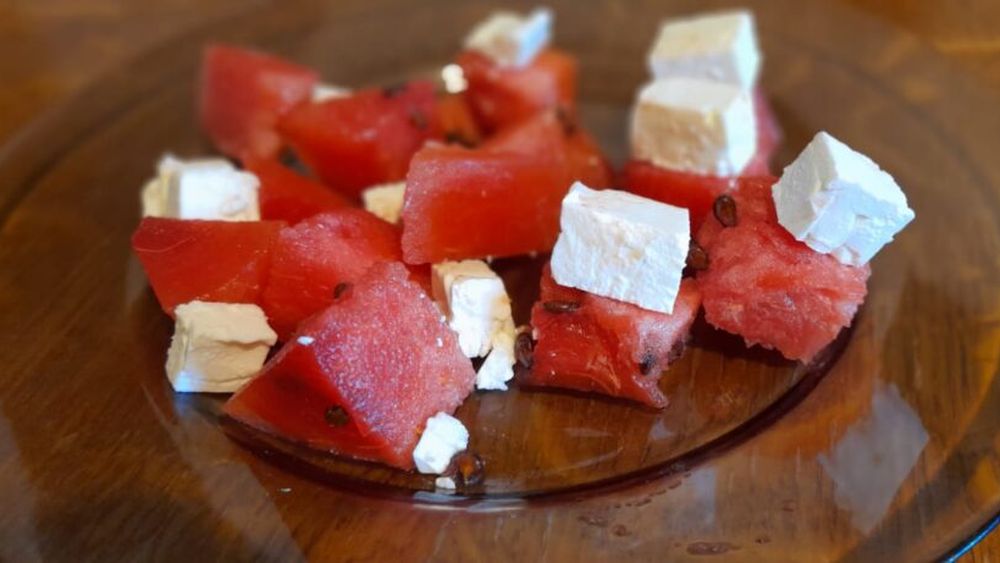 Pepene verde cu brânză feta sau telemea. Micul dejun rapid și răcoros pentru zilele de vară. Îți asigură și cantitatea necesară de proteine