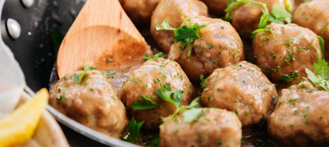 Cină cu buget redus și multă proteină / Chiftele de pui cu sos cremos preparate într-o singură tigaie