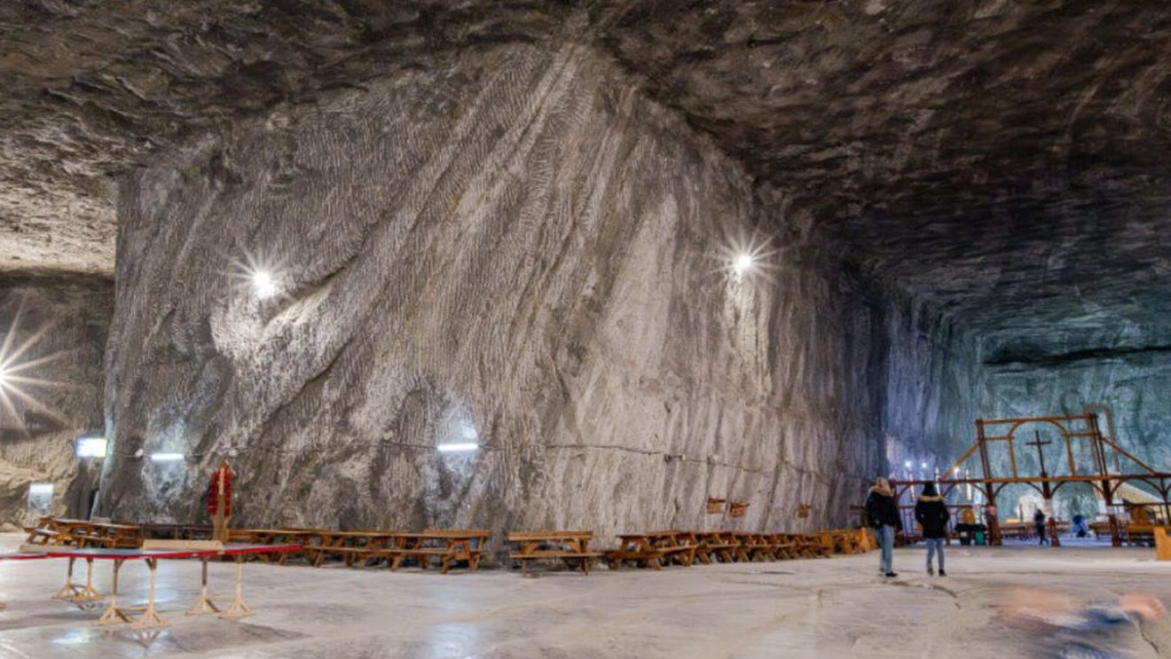 Societatea Naţională a Sării a sistat de luni activitatea de producţie şi de vizitare la Salina Praid/ În urma ploilor din ultima perioadă debitul pârâului Corund a crescut producând infiltrații în exploatare