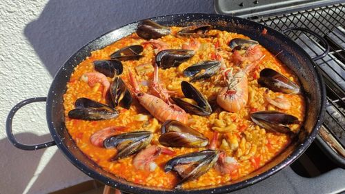 VIDEO Rețetele Juanitei: Paella marinera, orez cu fructe de mare, cel mai popular tip de paella din Spania. Se potrivește cu spiritul mediteranean și plajele iberice nesfârșite