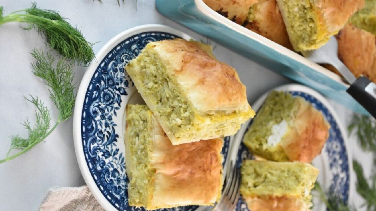 Cherdele dobrogene: Plăcinte umplute cu brânză, rumenite la cuptor / Erau făcute de femeile din Dobrogea în aceeași zi cu pâinea, pentru a valorifica aluatul proaspăt și brânza din gospodărie