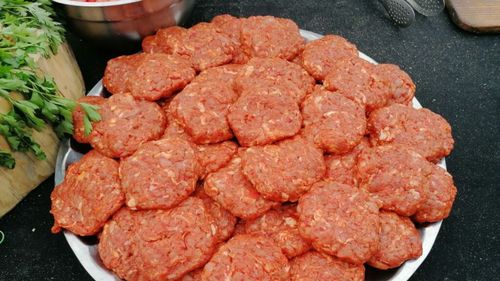 PITUȘCA, burgerul de Buzău promovat de doi antreprenori locali; ei organizează evenimente culinare folosind produse de la micii fermieri