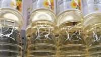 Prețurile alimentelor cresc pentru a treia lună consecutiv. Războiul din Iran scumpește masiv uleiul vegetal
