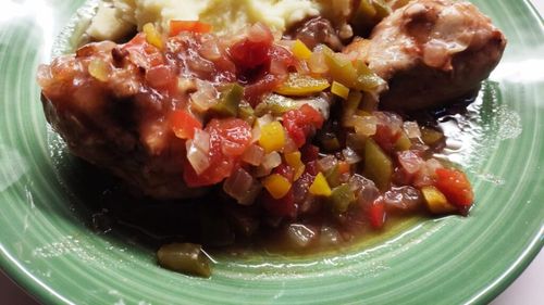 Rețetele Juanitei: Ciocănele de pui la cuptor cu sos de roșii și ardei în trei culori/ Mâncărică de șters farfuria cu pâine